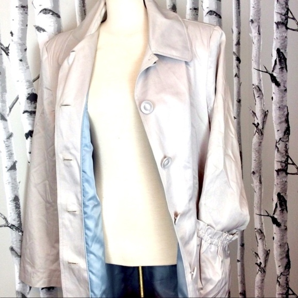 Gorgeous DKNY 3/4 length trench coat.